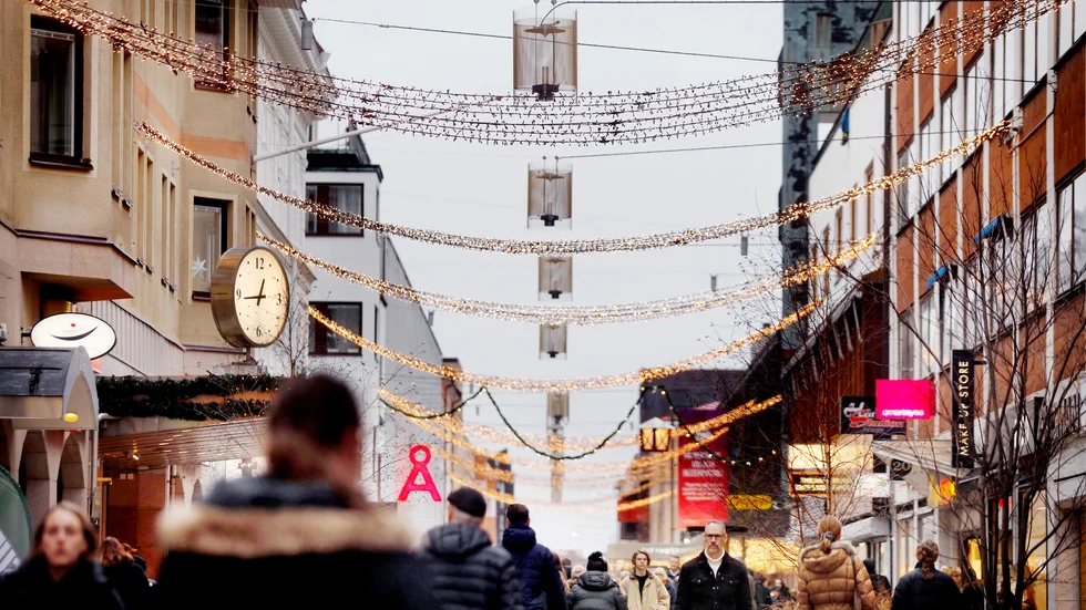 Centrala Eskilstuna omkring lunchtid dan före dan. Snart tar mellandagsrean vid. "Många börjar tyvärr redan före jul, säger Madeleine Nilsson, ombudsman på Handelsanställdas förbund för Västerås och Eskilstuna med omnejd.