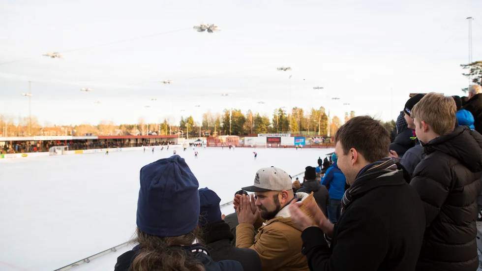 Annandagsbandy på Backavallen i Katrineholm. Man behöver inget tak på arenan för att spela bandy, påpekar Kristdemokraternas Joha Frondelius.