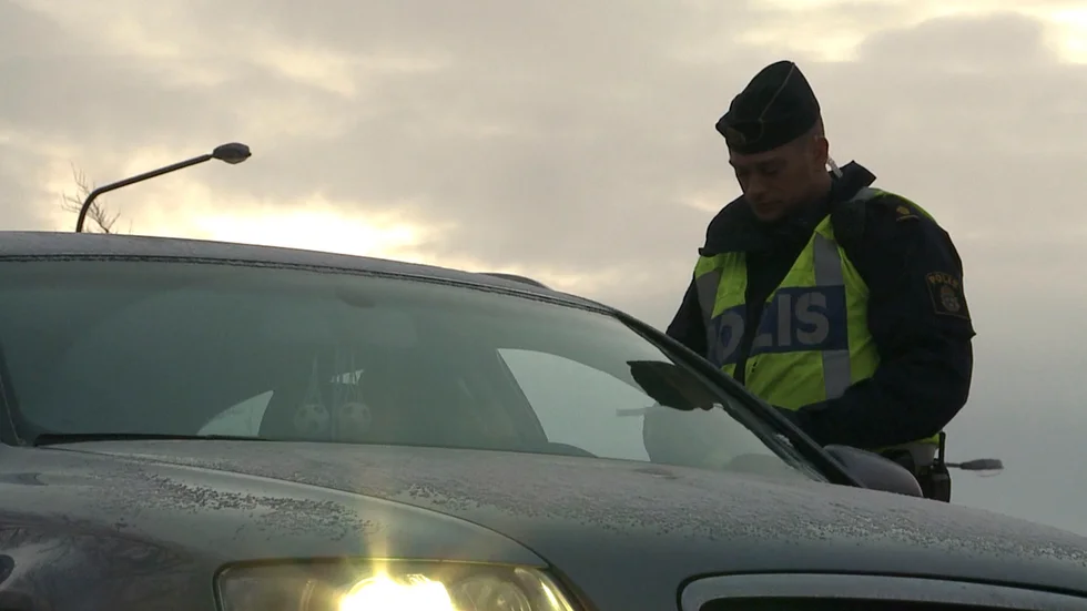 Försökte lura polisen genom at hoppa till baksätet.