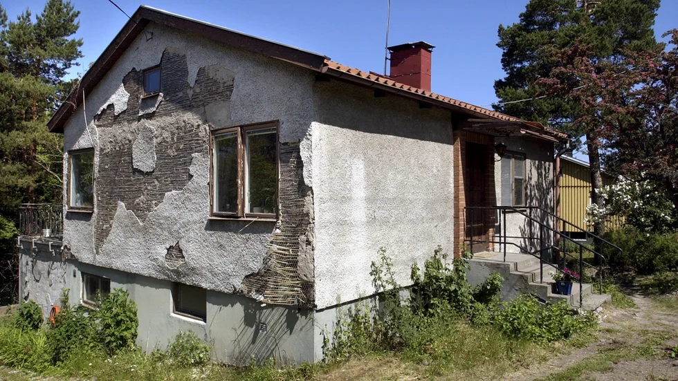 Många söker av mäklarsajterna på jakt efter billiga renoveringsobjekt att sätta tänderna i.