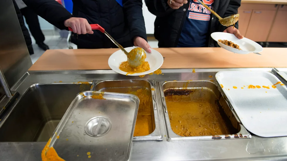 När gymnasiet stängde fick eleverna börja hämta take-away-luncher på restauranger. På måndagen godkände kommunern finansieringen.