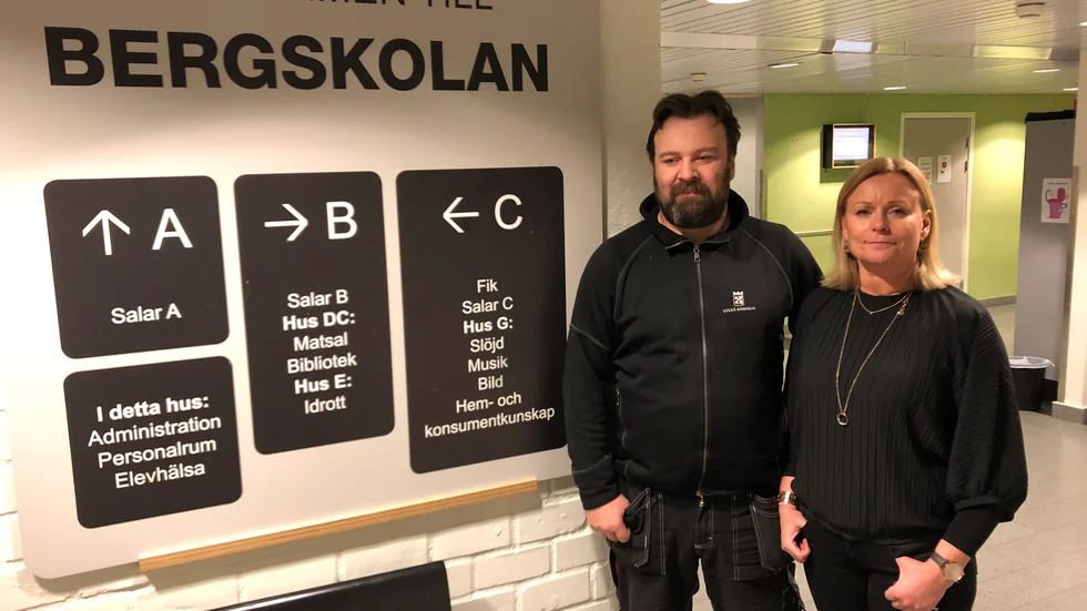 Rektor Tina Ukonsaari och skolvaktmästaren Marcus Drugge ser båda allvarligt på det nazistiska klottret i skolans omklädningsrum. "Judeförintelsen har varit på tapeten mycket på sistone och niondeklassarna läser om världskrigen, så kanske har det haft betydelse", säger Tina Ukonsaari.