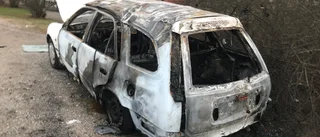 Polisen efterlyser tips efter bilbrand