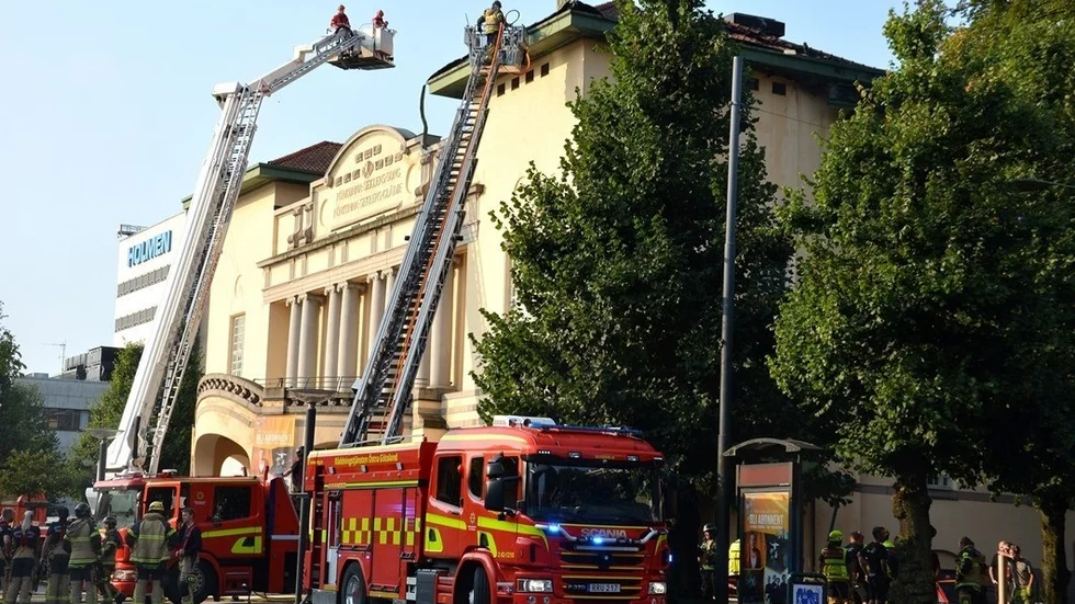 Ett kraftigt åskväder drog in över Norrköping natten till den 29 augusti. Ett blixtnedslag orsakade brand i en del av taket på Stora teatern. Teatern klarade sig mirakulöst utan större skador.
