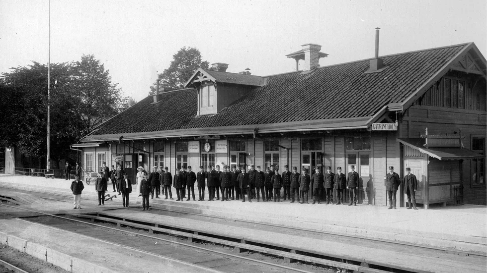 Järnvägsstationen med personal. Från början var postkontoret inrymt här. Efter att bantåget ankommit från Stockholm gick postdiligensen klockan 12.30 varje dag.