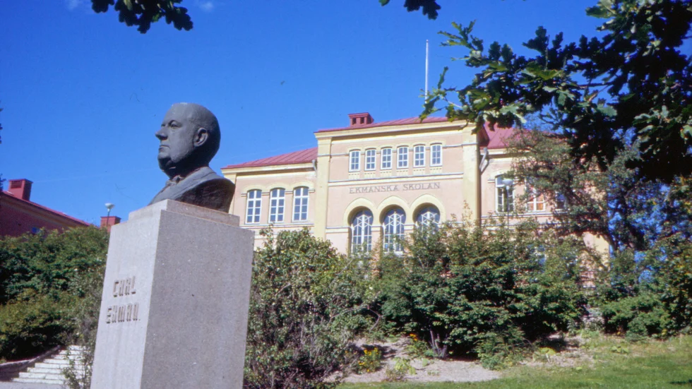 Så här såg bysten av Carl Ekman ut på sockeln utanför Ekmanska skolan - tills den stals år 2011...
