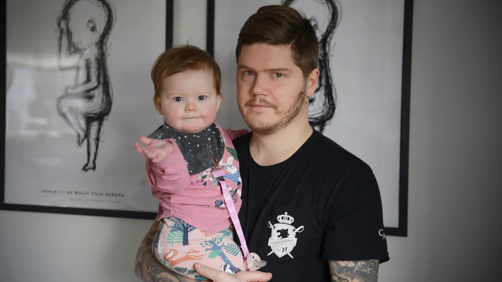 Pappa Matthias är fortfarande föräldraledig med lilla Millie. "I höst blir det förskoleklass för Saga och så småningom förskola för Millie. Men det är verkligen fullt upp på dagarna och de gånger jag ska varva ner i soffan efter alla somnat är det inte ovanligt att jag somnar själv."