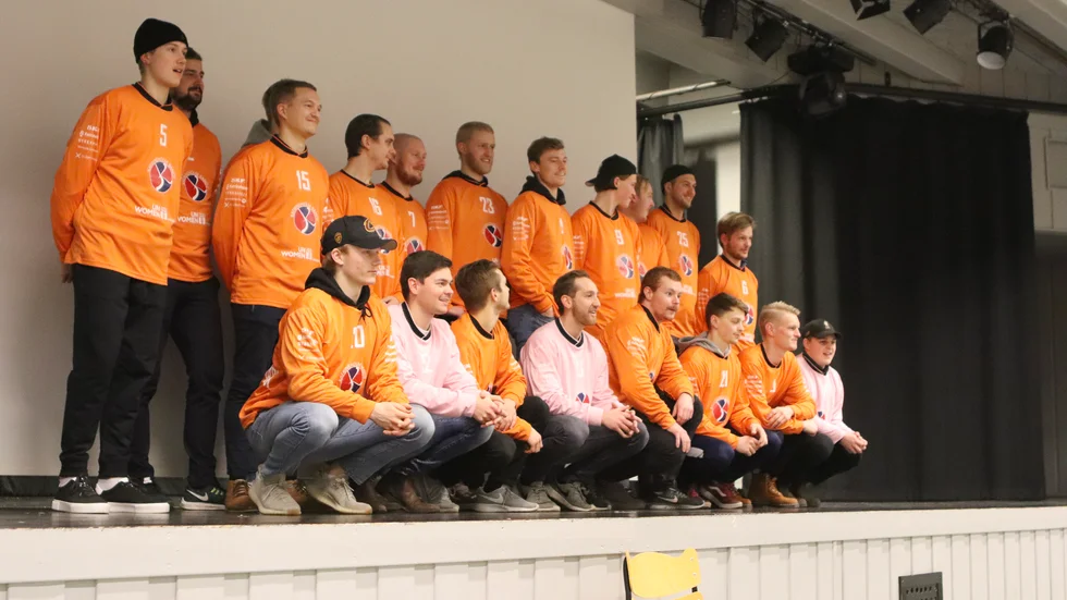 KVBS A-lag visar upp sina orange tröjor under föreläsningen. 