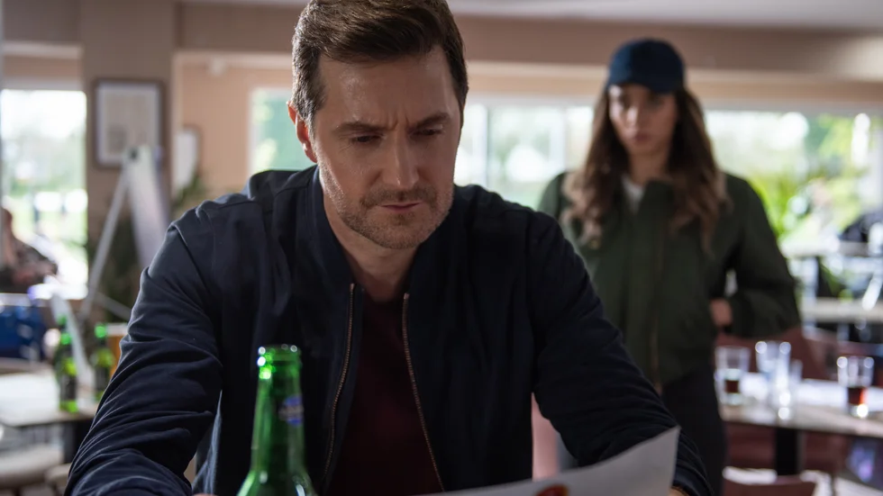 Richard Armitage spelar en advokat och familjefar som blir kontaktad av en främmande kvinna som kommer med avslöjanden om hans fru. 