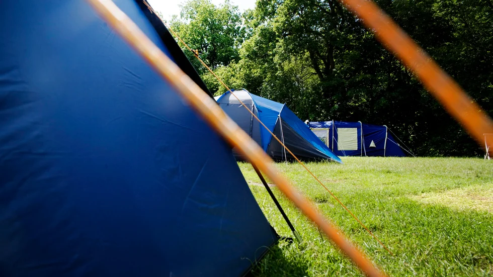 45-åringen döms nu för misshandel av en granne på en camping. 
