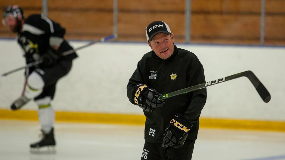 Motala AIF:s tränare Patrik Söderlund är redo för återstart i hockeytrean, mot Skillingaryd på torsdag.