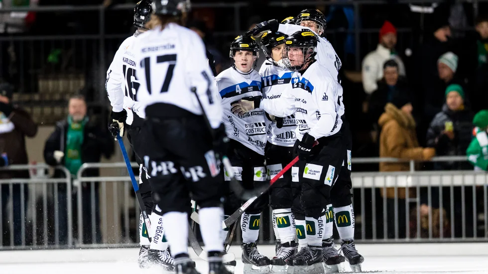 Sirius möter Broberg på bortais. Så här såg det ut efter ett av målen mot Hammarby på Zinkensdamm.