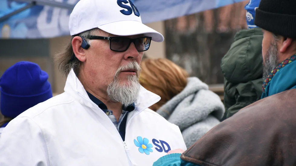 Mats Fredlund (SD) tycker inte att Kiruna kommun ska betala ut något bidrag till Folket hus som nekar partiet att hyra lokal. Nu funderar han på att göra en stämningsansökan mot kommunen. 
