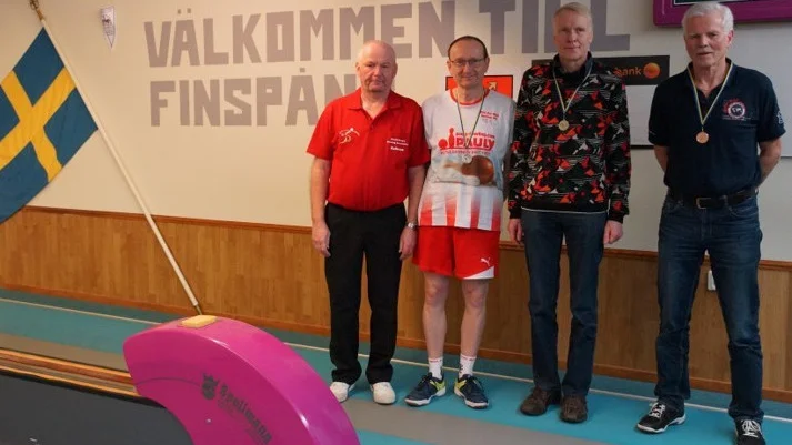 Sverige Open i kägel avgjordes i helgen. Från vänster ses domaren Håkan Strömberg, Thomas Gross, Tyskland, Raul Rebane, Estland och Carl-Henrik Gabrielsson, Finspång.