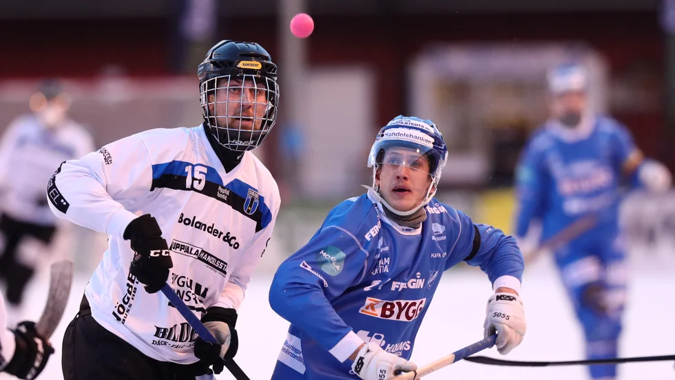 Jerker Ortman och Fredrik Lönn i kamp om en flygande boll. Det var svårt att spela efter isen i kampen mellan IFK Motala och Sirius.