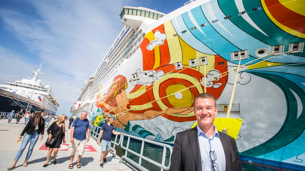 Henrik Ahlqvist från CMP, framför den här sommarens rekordkryssare Norwegian Getaway.