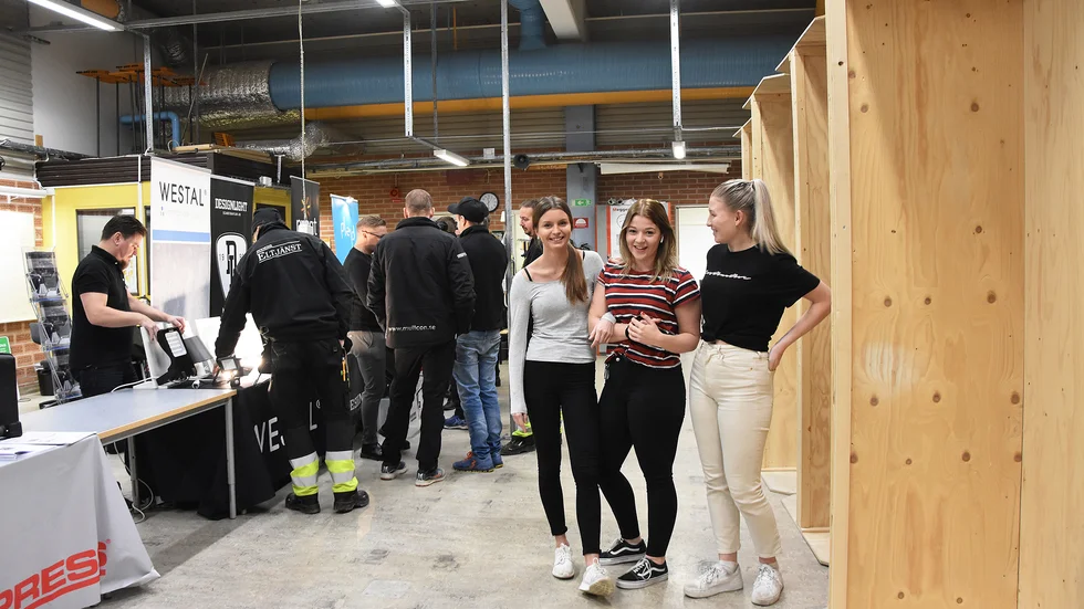 Frida Grage, Tina Bergman och Maja Björklund går på el- och energiprogrammet på Bjöknäsgymnasiet. 