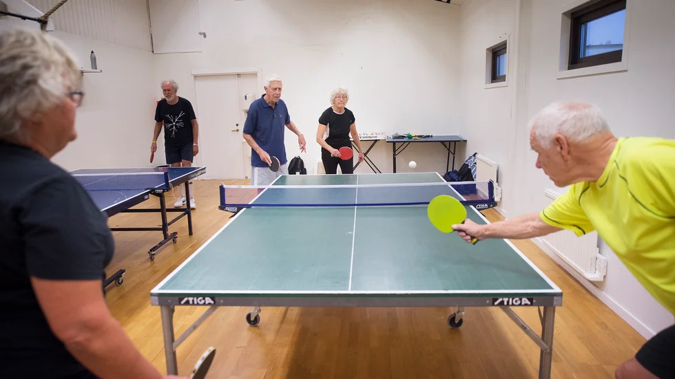 Runt de två bordtennisbord pågår spelet för fullt, en singel och en dubbel match.