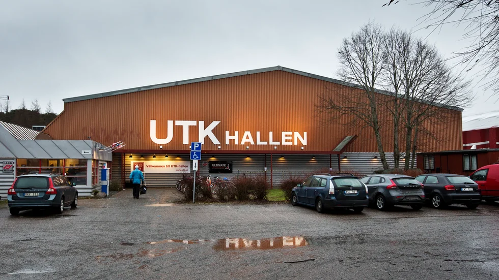 Hallutbyggnaden har dragits med förseningar länge. Planerna från början var att allt skulle vara klart i september 2018. Nya planen säger år 2020. 