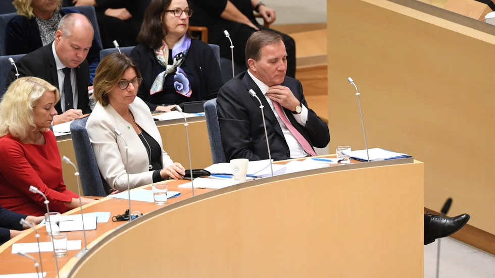 Stefan Löfven (S) försökte i partiledardebatten försvara de ministrar som har tänjt på gränserna för januariavtalet. Men avtal är till för att hållas.