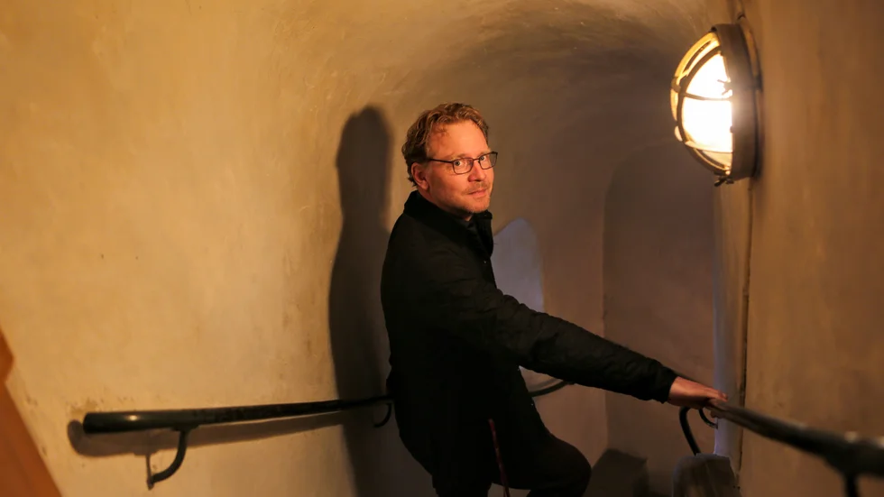 I trappan upp till orglarna har domkyrkans organister gått upp och ner genom historien. Nu är det Peter Alriksons tur. 