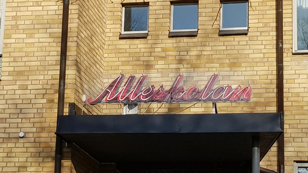 På Alléskolan går elever i högstadiet och mellanstadiet, samt elever i särskolan. 