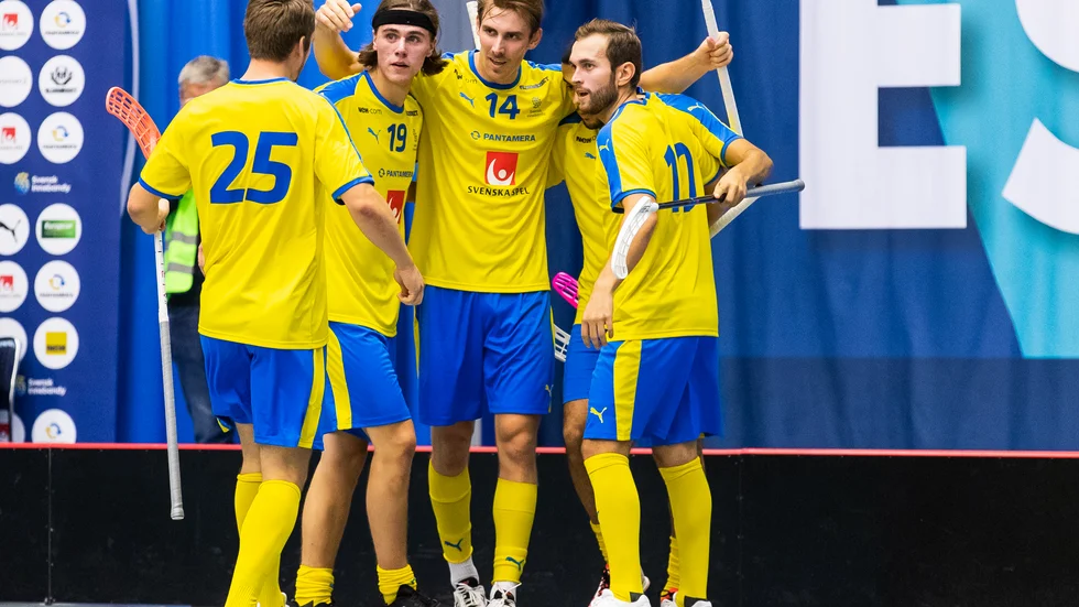  Oskar Hovlund, nummer 19, firar tillsammans Tobias Gustafsson, Albin Sjögren och Jonas Svahn Sveriges 2-2-mål mot Finland. Ett mål som Hovlund spelade fram till.