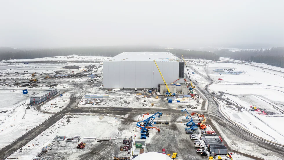 En ensam fabriksbyggnad är det första synliga steget i Skandinaviens största industriprojekt under 2000-talet. Öster om Skellefteå växer en av världens största batterifabriker upp. Norrbottens-Kuriren har besökt Northvolt Ett som fullt utbyggd ska producera 200.000 ton litiumjonbatterier om året.