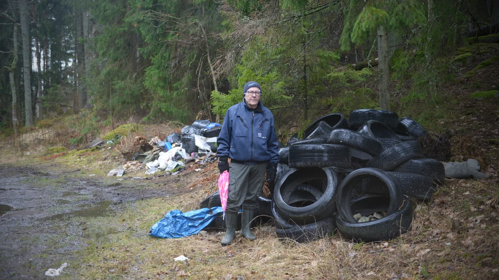Ett tiotal meter bort från skräphögen finns en till däckhög, lika stor den. "Vid en annan skogsväg en bit bort finns det flera däckhögar", säger Björn Eriksson.