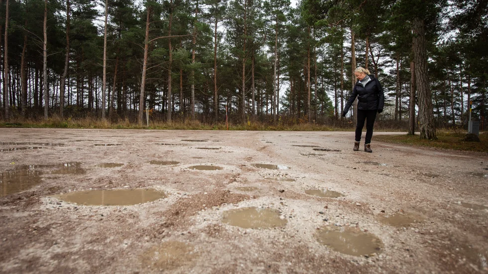 Lena Högdal skulle vilja se att alla vägar på området blir hårdgjorda. I nuläget är det främst grusvägar på Rävhagen och sedan några år tillbaka har det bildats stora hål i dem. 