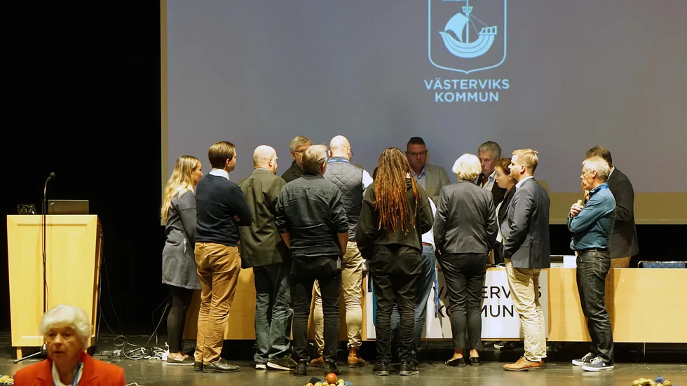 Gruppledarna från de tio partierna i Västerviks kommunfullmäktige är uppkallade på podiet för överläggningar.