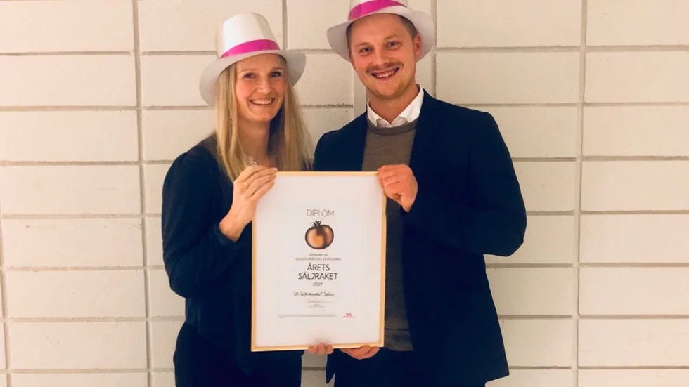 Det höll inte riktigt hela vägen för ICA Supermarket i Vimmerby, som nominerats till Årets Säljraket inom koncernen, men Frida Hamrin och Dennis Dahlin är glada och stolta ändå.