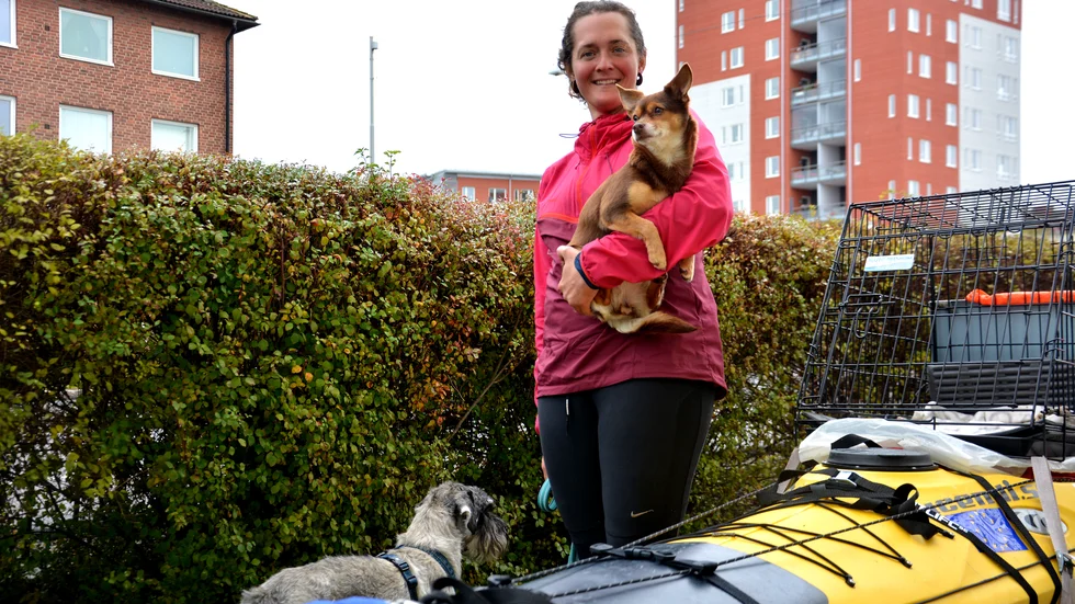 Det är ett ordentligt ekipage Lina drar fram med sin cykel. Kajaken ska hon ha för att paddla längs med kusten i norra Medelhavet.