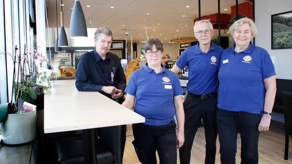 Anders Pitkänen, Solveig Puranen samt Hans och Monica Zentio i butikens kafédel, utrustad med wifi och eluttag. "I framtiden tror vi att man jobbar mer ute än på kontor. Då kan man träffas här för ett möte, samtidigt som elbilen laddas utanför", säger Monica Zentio.