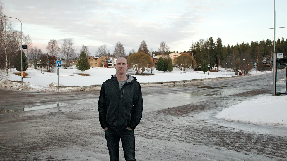 "Ska man behöva ha 3000 kronor på fickan till privat taxi ifall man skulle råka ut för en trafikolycka?", undrar Micke Jonsson.