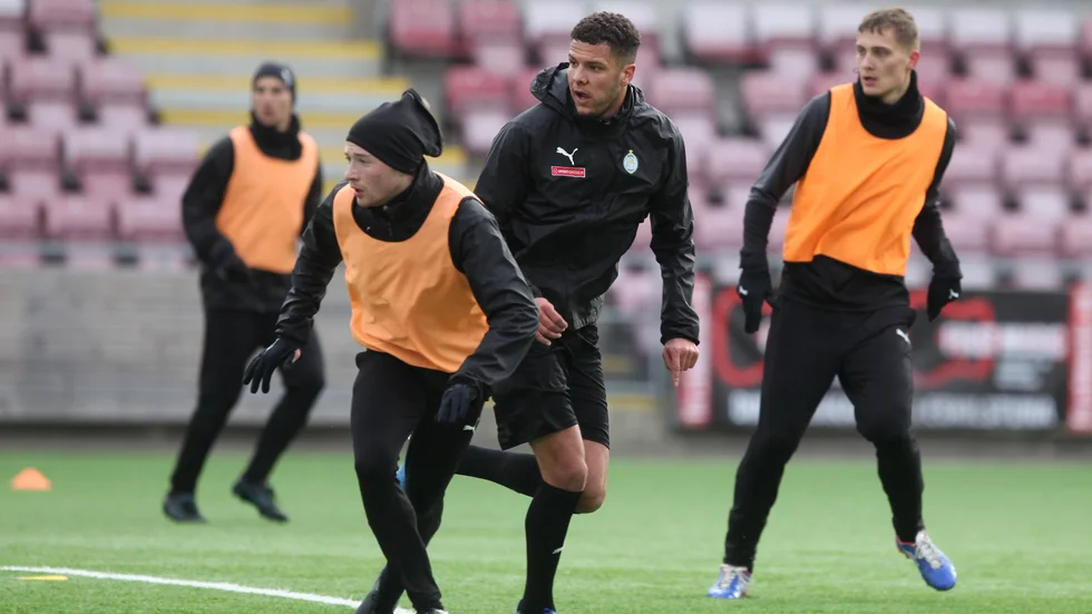 Nyförvärvet Karim Rossi (utan väst) anslöt till AFC under träningslägret i Turkiet och gjorde under torsdagen sin första träning på Tunavallen.