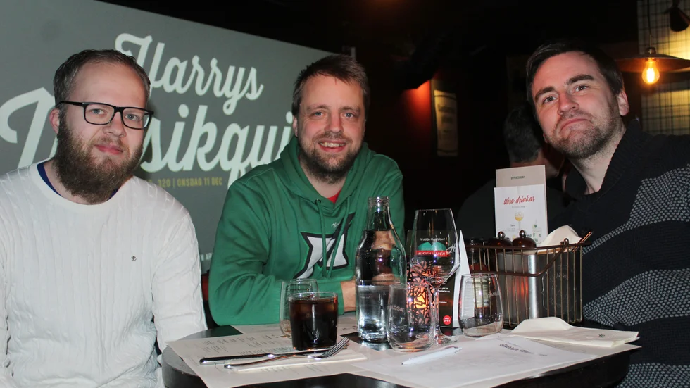 Mathias Kardell, Mats Bekkevold och Daniel Källming besöker regelbundet Harrys för att tävla i quiz. Det är en bra avkoppling från jobbet, tycker de.