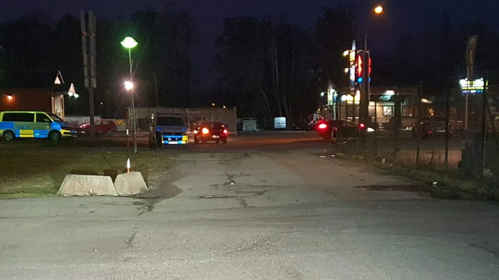 Polis med skottsäkra västar ska ha synts på platsen.
