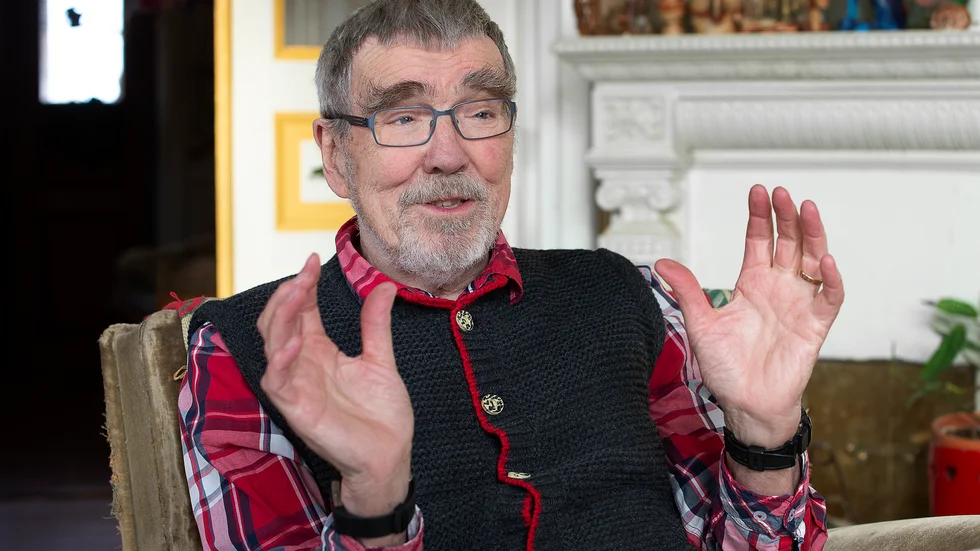 Kjell Kampe håller föreställningen "Tänk om du måste fly till TadzMbeKistan"