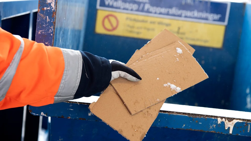 En container med kartonger brann vid Rosvalla återvinningscentral på onsdagskvällen.