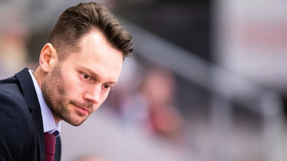 Almtunatränaren Martin Gudmundsson har justerat lite i den viktiga spelformen powerplay. Nu väntar Karlskrona på bortaplan.