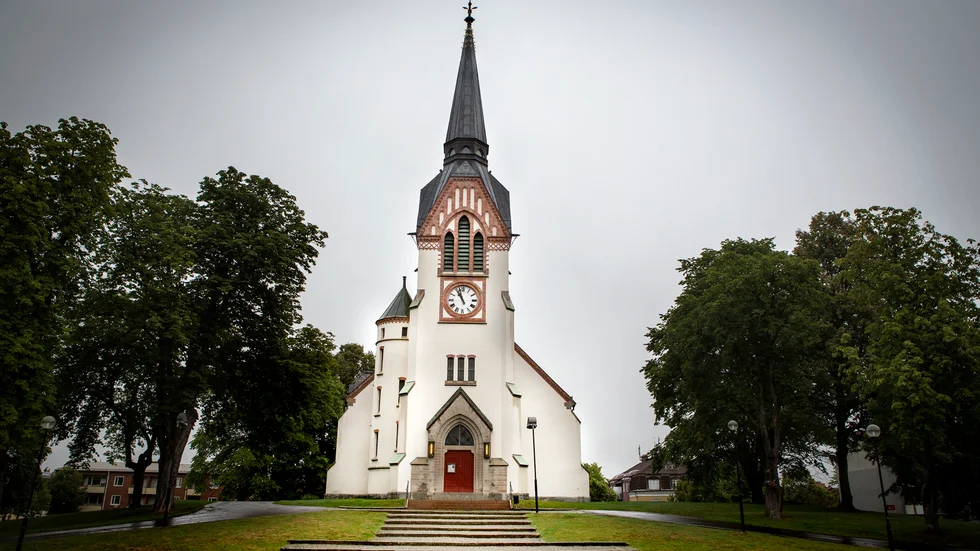 Insändarskribenterna tycker att det är oacceptabelt att kyrkliga helgdagar är markerade med svart färg i kyrkans kalender.