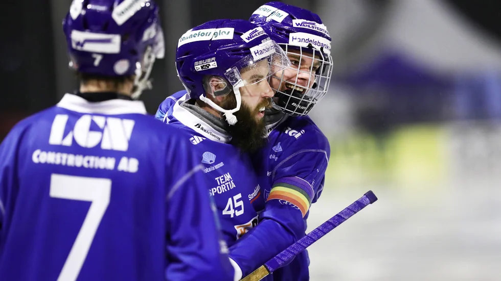 Lagkaptenen Erik Litzén, längst till höger, är sugen på sång på onsdag när IFK Motala möter Åby/Tjureda. IFK behöver en seger mot jumbolaget.