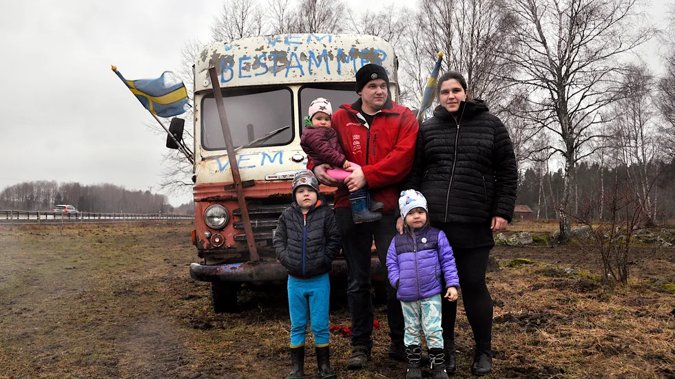 Orsakerna till föreläggande är att husbusen ser dålig ut rent estetiskt och att det riskerar läcka exempelvis olja ur den. "Det kanske kommit nån droppe från bakaxeln", säger Tobas Backlund.