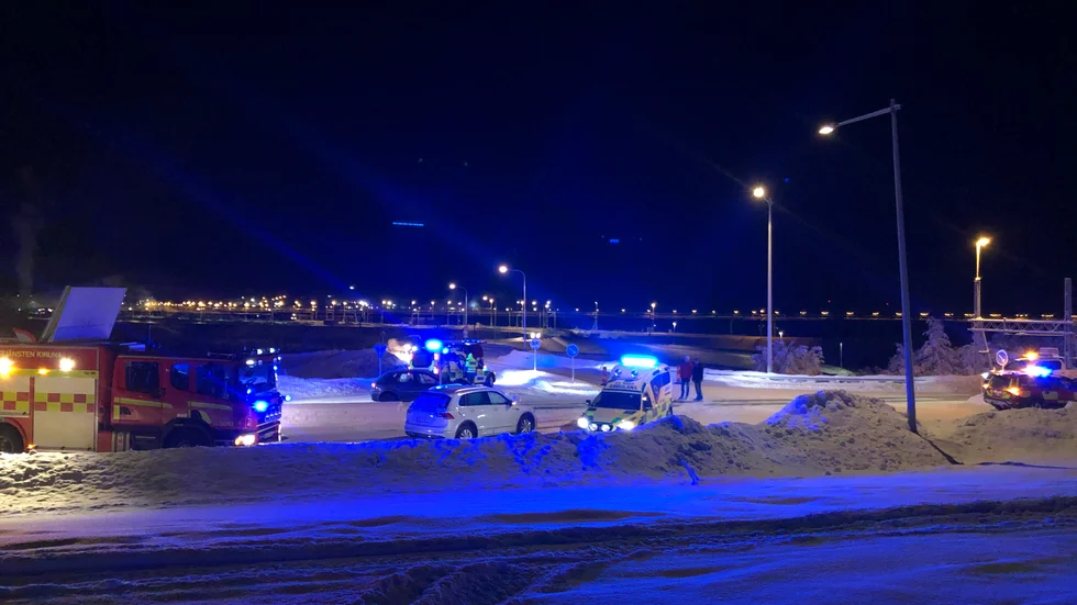 Två personbilar med totalt fyra personer kolliderade i en korsning.