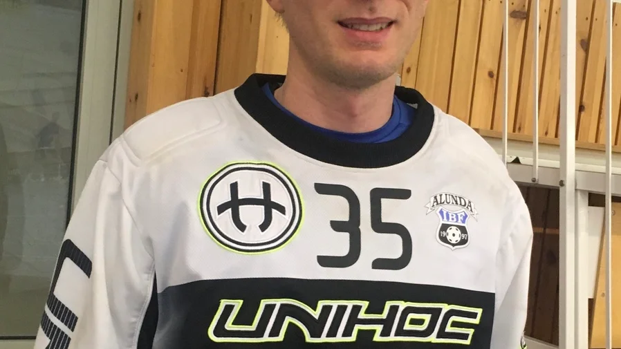 En man som ställt sin väska på golvet när han var inne i en butik i Eskilstuna fick den stulen, uppger polisen.