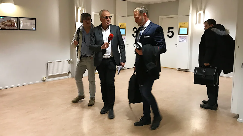 Stefan Jakobsson på väg ut från Eskilstuna tingsrätt efter sin dom i februari.