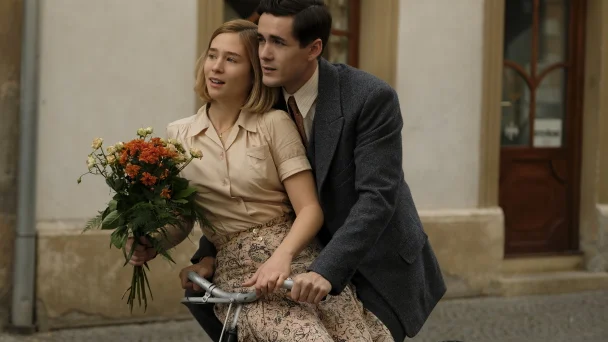 Kasia Tomaszeski (Zofia Wichlacz) och Harry Chase (Jonah Hauer-King).