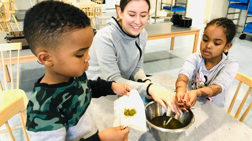 Musab, Maria och barnskötare Emma bekantar sig på olika sätt med den spännande mungbönan och håller samtidigt tummarna för att Alvägens förskola ska bli Sverigebäst på matglädje.
