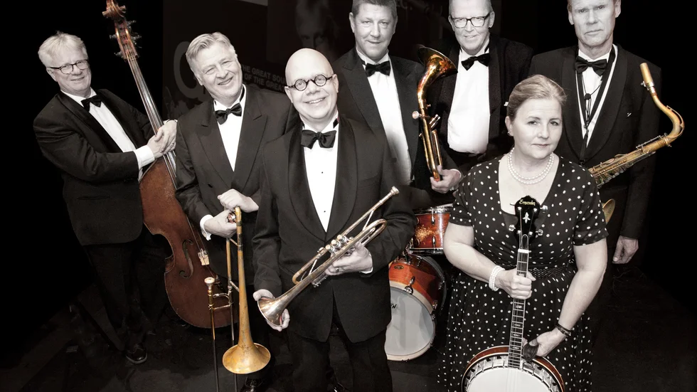 Peter Lind and the Cabaret Band består av Kjell Grundström, Jens "Jesse" Lindgren, Peter Lind,  Petter Carlson Welden, Björn Sjödin, Eva Forsgren och John Högman.